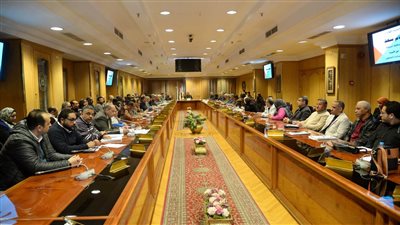 محافظ أسيوط يناقش استعداد كافة الجهات لاستقبال شهر رمضان