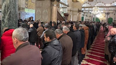  الآلاف يؤدون الفجر في الأقصى ودعوات لتكثيف الرباط