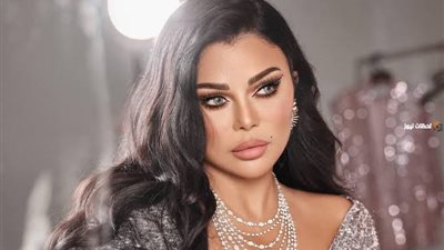 هيفاء وهبي تعود لعمر العشرين بالفرو والشراب الأبيض