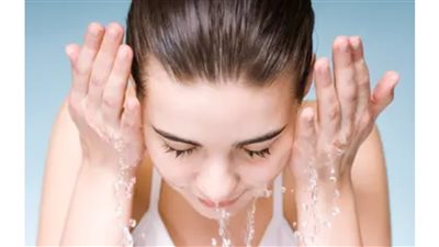 غسل الوجه صباحا.. فؤاد كثيرة للبشرة