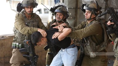 فلسطين: قوات الاحتلال تواجه البطون الجائعة بالقتل والإبادة