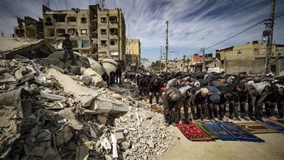 فلسطينيون يؤدون صلاة الجمعة على أنقاض مسجد .. صور