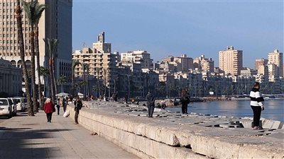 شمس ساطعة وسماء صافية على شواطئ الاسكندرية 