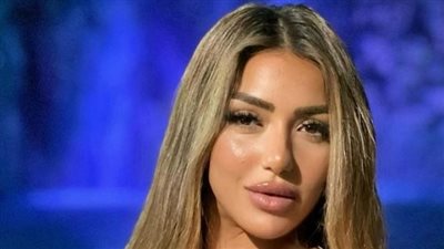 سارة سلامة .. فراشة مثيرة وسط الطبيعة الخلابة