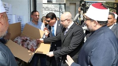 وزير الأوقاف  يسلم 2 طن لحوم من صكوك الأضاحي  ببني سويف