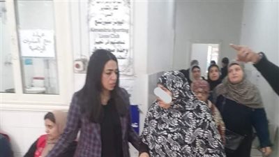 النائبة الوفدية سوسن حافظ تساعد المرضى بقافلة طبية بالإسكندرية