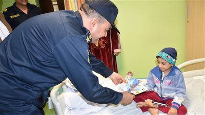 وفد من الدفاع المدني بالأقصر يدعم الأطفال مرضى السرطان في الصعيد