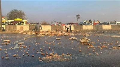 كثافات مرورية بالطريق الدائري بسبب انقلاب سيارة محملة بالبيض في الوراق