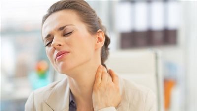 احذر رفع الأثقال.. أفضل 3 طرق تعالج آلام الرقبة الناتجة عن التوتر