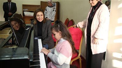 وزيرة الثقافة تحضر أولى دروس العزف على البيانو لطفلة 