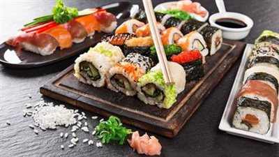 بتكلفة أقل من الجاهز.. أسهل طريقة لتحضير السوشي في المنزل