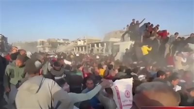 آلاف الفلسطينيين يتدافعون للفوز بكيس طحين في غزة (فيديو)
