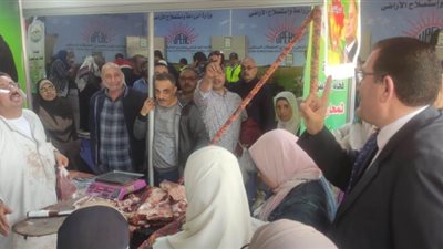 بالصور .. معرض خير مزارعنا لأهالينا بالدقي يشهد إقبالًا كبيرًا من المواطنين