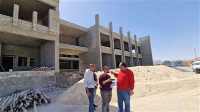 رئيس مدينة سفاجا يتفقد أعمال إنشاء مبنى إدارة المرور الجديد