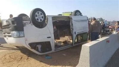 مصرع واصابة 11 شخصا إثر حادث انقلاب سيارة ميكروباص