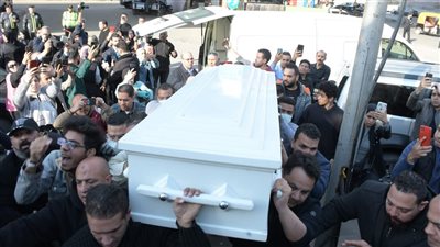 جنازة حلمي بكر.. آلام الفراق تظهر على وجوه الحضور