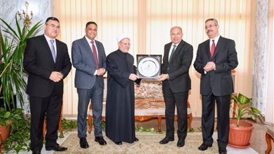   جامعة المنصورة تناقش 