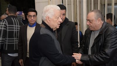 عزاء حلمي بكر| مرتضى منصور يقف بجانب أسرته 