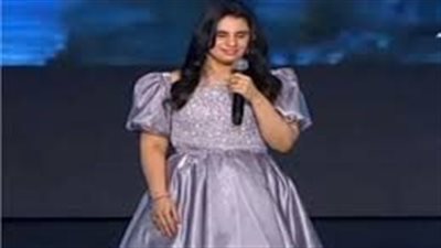 الفنانة ندى منسى تبهر الرئيس السيسي بصوتها العذب