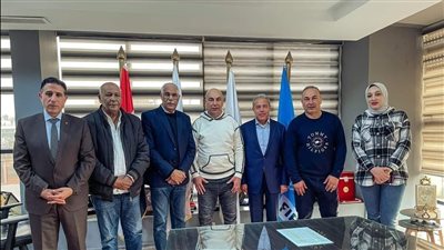 رئيس اتحاد الكرة مع بعثة الزمالك في مطار القاهرة 