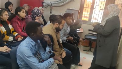 صحة اسيوط تعقد ندوة تثقيفية لطلاب كلية الطب للتعريف بأعمال مركز المشورة والفحص الاختياري لمرضي نقص المناعة