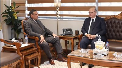 وزير التنمية المحلية يتابع مع محافظ القاهرة جهود توفير السلع الأساسية للمواطنين 