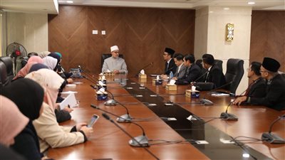 أمين البحوث الإسلامية يلتقي وفدًا من طلاب الماجستير والدكتوراه بجامعة ملايا بماليزيا 