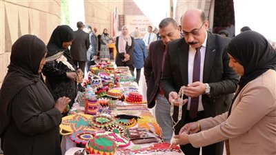 محافظ أسوان يتفقد معرض 