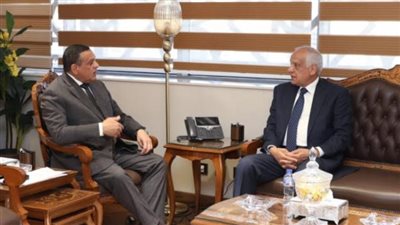 وزير التنمية المحلية يتابع مع محافظ الجيزة الموقف التنفيذي لمشروعات 