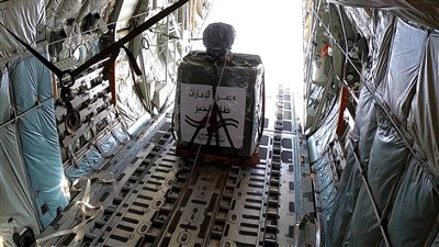 مصر والإمارات تواصلان الإسقاط الجوى لأطنان من المساعدات الإنسانية شمال غزة .. فيديو