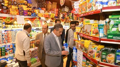 محافظ الغربية يقود حملة مفاجئة على السلاسل التجارية الكبرى