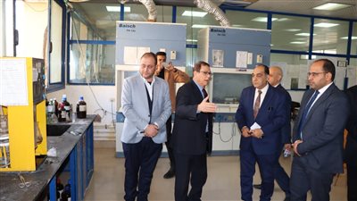 نائب رئيس جامعة الزقازيق يتفقد مراكز التميز البحثية بكلية التكنولوجيا والتنمية