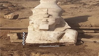 تفاصيل اكتشاف الجزء العلوي من تمثال رمسيس الثاني بالمنيا (فيديو)