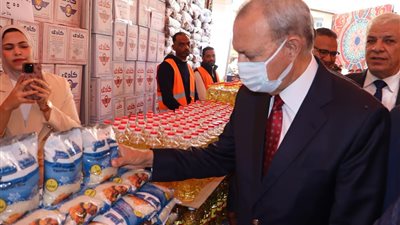 محافظ القليوبية: مستمرون فى ضخ كميات إضافية من السلع الغذائية بالمعارض و الأسواق