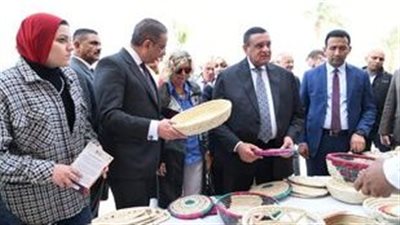 وزير التنمية المحلية ومحافظ الفيوم يتفقدان معرض 
