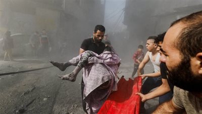 فلسطينيون يعودون لخان يونس وينتشلون الجثامين المتحللة وسط دمار هائل (فيديو)