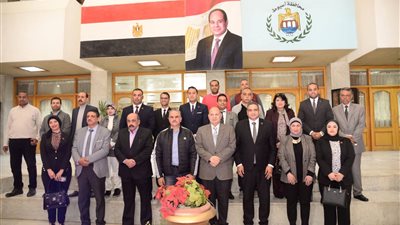 محافظ أسيوط يلتقى وفدًا من تنسيقية شباب الأحزاب والسياسيين