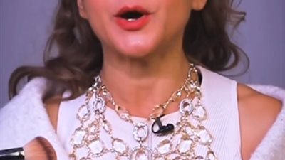 فراولة روحها حلوة.. نيللي كريم تروج لمسلسها الرمضاني 