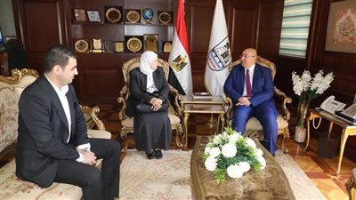 محافظ بني سويف يبحث مع مسؤولي مؤسسة العربي لتنمية المجتمع التعاون في كافة المجالات التنموية
