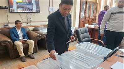 نقيب البيطريين يدلي بصوته في انتخابات التجديد النصفى.. ويدعو للمشاركة بكثافة