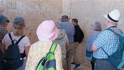 وفد سياحي متعدد الجنسيات يزور آثار المنيا