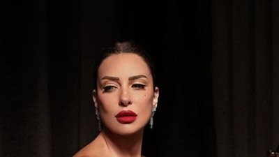 ريم مصطفى تبرز أنوثتها بظهر مكشوف