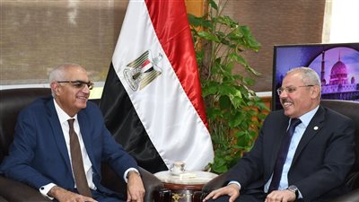 رئيس جامعة القناة يستقبل مسئولي إدارة جائزة التميز الحكومي