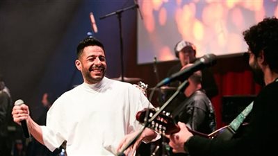 حماقي يسجل نجاحًا قياسيًا في جولته الأمريكية.. رسالة لفلسطين وحفلات كاملة العدد 