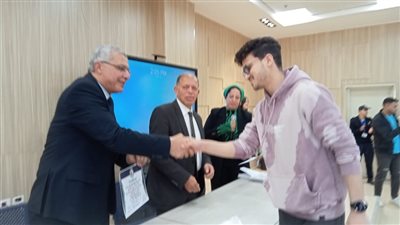 رئيس جامعة الزقازيق يكرم الطلاب الأوائل بالجامعة الأهلية بالعاشر من رمضان