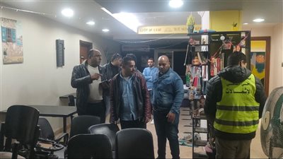 بالصور.. رئيس حي الدقي يحارب الكيانات الوهمية