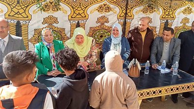 تكريم مدير مدرسة بالفيوم لتفعيل برنامج مكافحة التسرب من التعليم