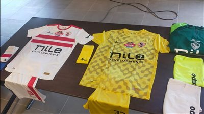 الزمالك بزيه التقليدي كاملا أمام الأهلي 