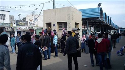 معارك يومية لأهالي كفر الشيخ بسبب المواصلات وتكدس الطلاب في موقف بيلا