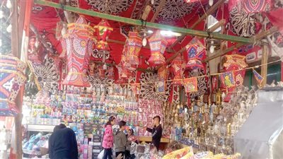 من «السيدة» إلى «الحسين».. بضائع كثيرة وإقبال قليل